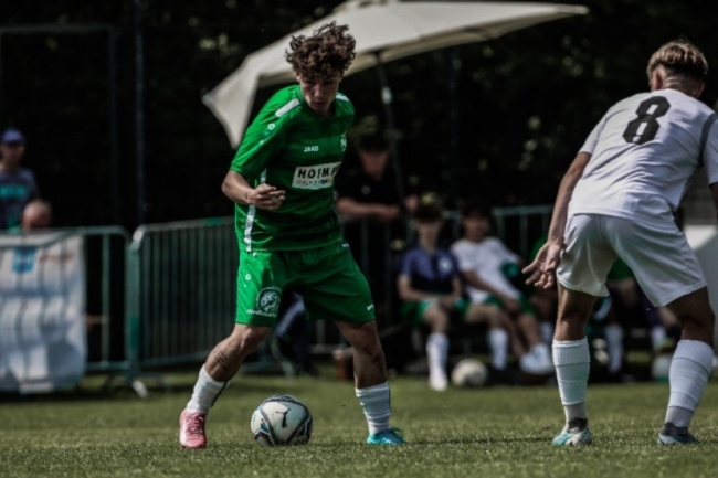 Janik Rutz w&auml;hrend eines Fussballspiels. Foto: Zvg.